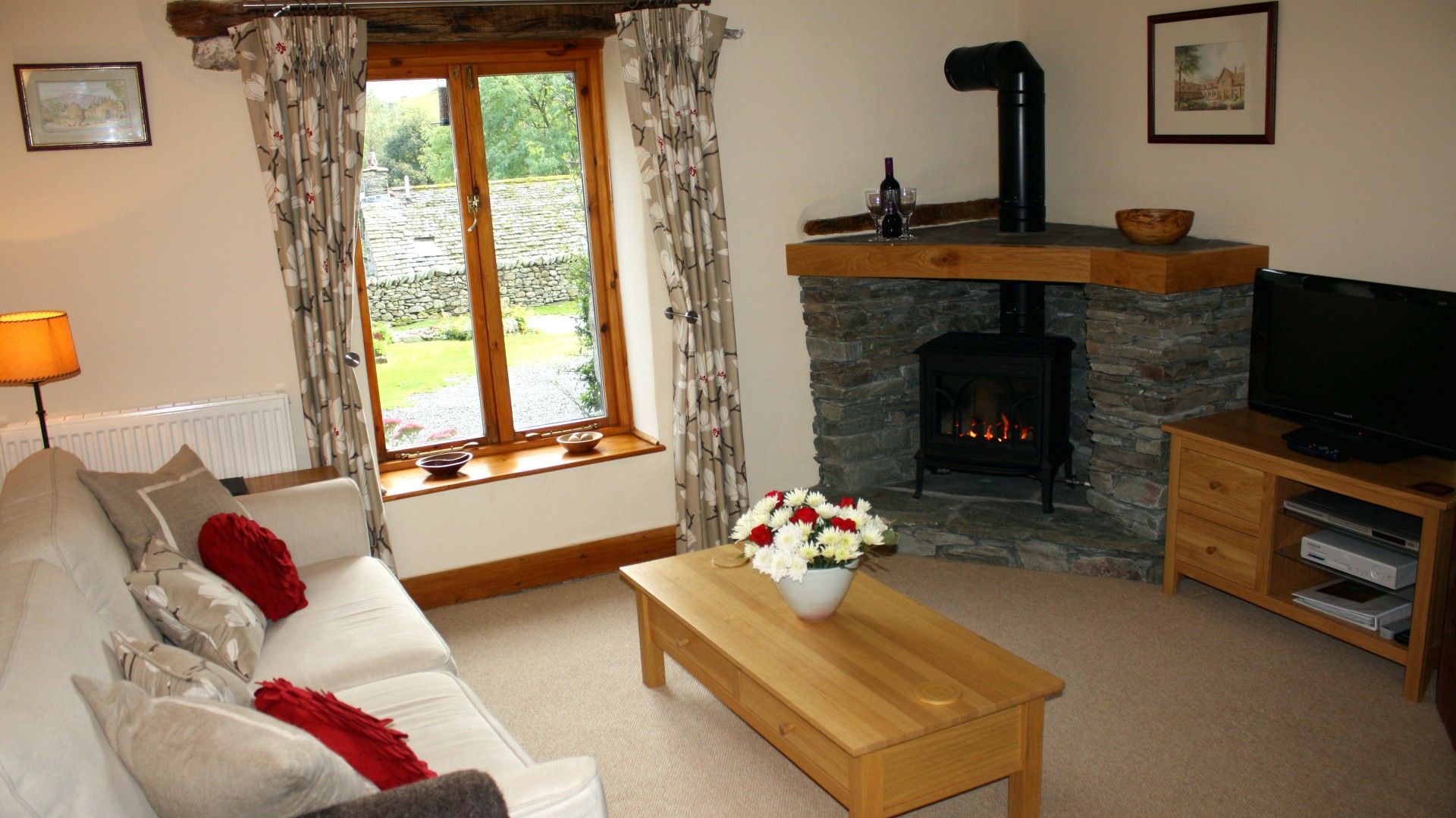 picture: interior, cottage, fireplace, living room, house, style (image)