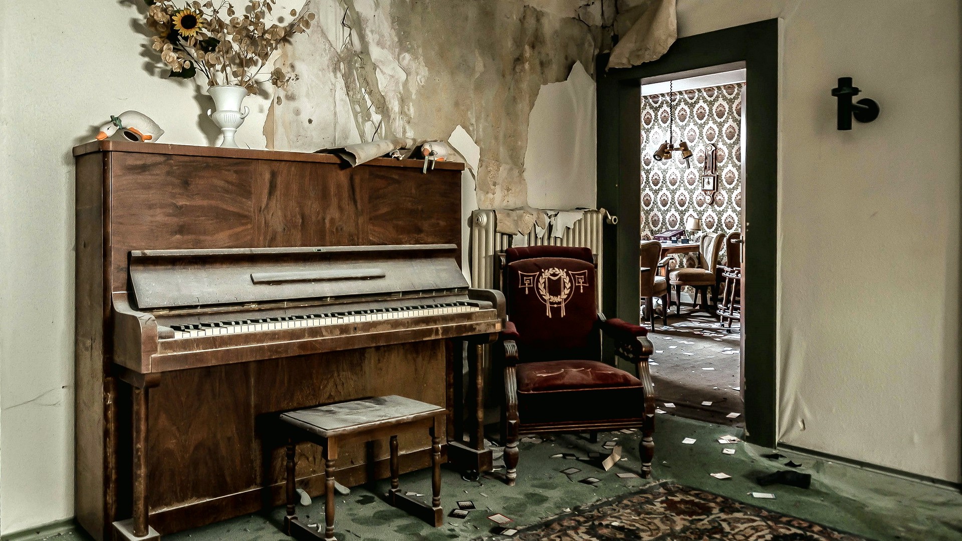 picture: beautiful, room, door, piano (image)