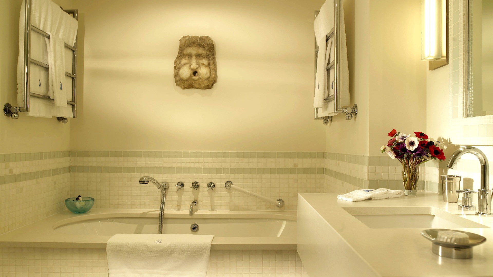picture: bathtub, heated towel rail, bathroom, washbasin (image)