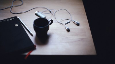 ヘッドフォン、ライター、日記、カップ、テーブル - image